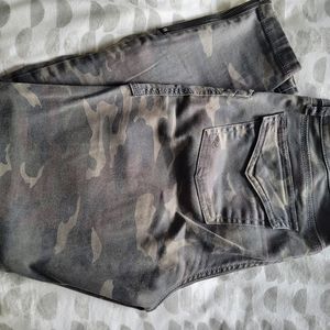 Kut from the Kloth camo pants size 6